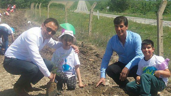  Süloğlu İlkokulu “ Yavru TEMA Öğrencileri “  182 çam fidanını   Geçkinli  Köyü’nde toprakla buluşturdu.