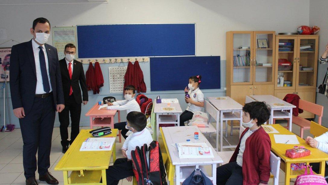 Kaymakamımız Sayın Mehmet Faruk KAZDAL Yüz Yüze Eğitime Başlayan Okullarımızı Ziyaret Etti.