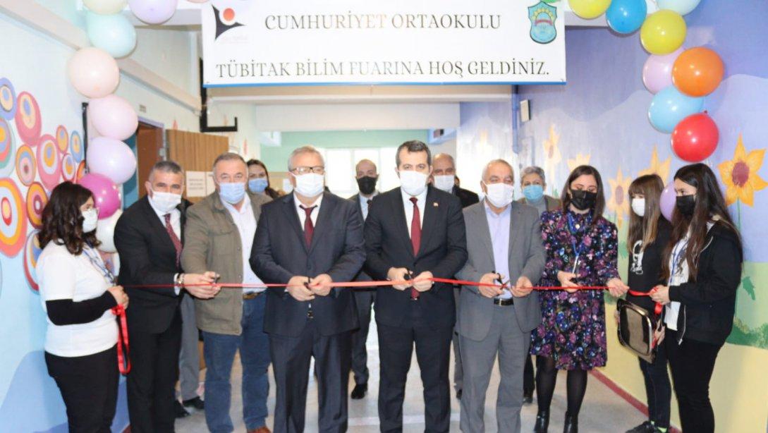 Cumhuriyet Ortaokulu  TÜBİTAK 4006 BİLİM FUARI açılışı gerçekleştirildi. 