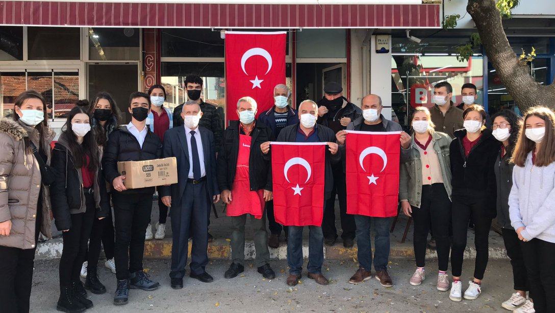 Öğrencilerimiz Esnafa Türk Bayrağı Dağıtarak Cumhuriyet Bayramlarını Kutladı