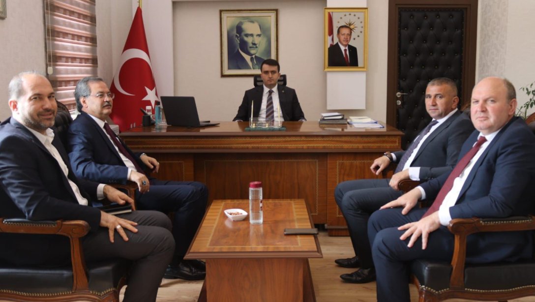 İl Millî Eğitim Müdürümüz Sayın Dr.Önder Arpacı Süloğlu Kaymakamı Sayın Tarık Emre Uşen'i makamında  ziyaret etti.